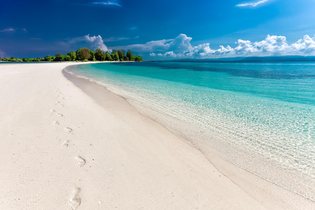 beach, sea, footprints, sand, sandy beach, seashore, shore, coast, coastline, shoreline, tropical island, landscape, tropical, white sand beach, travel, nature, indonesia